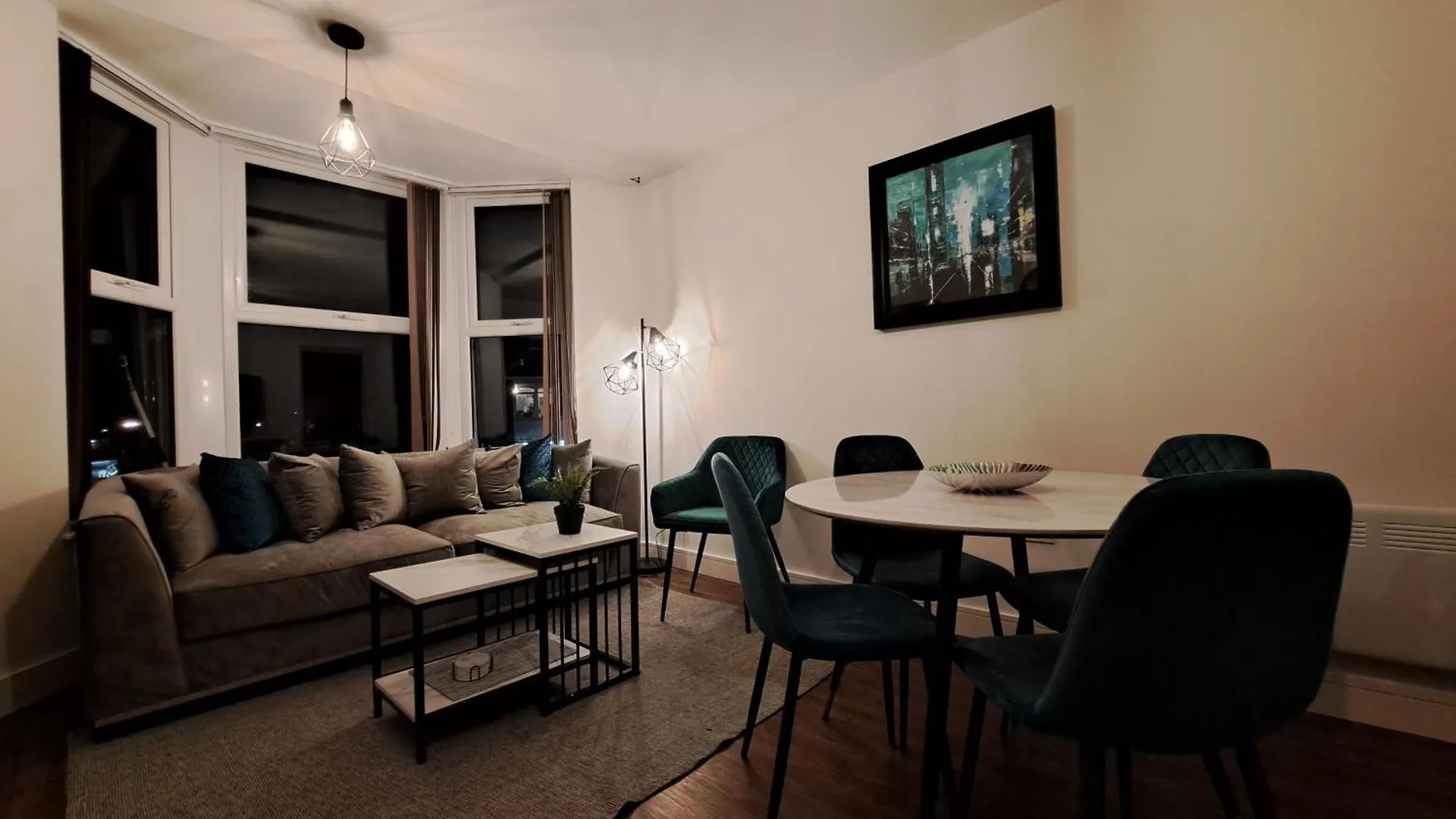 아파트 At Evita Suites 카디프